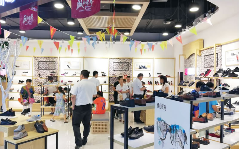 店鋪內(nèi)部貨柜展示