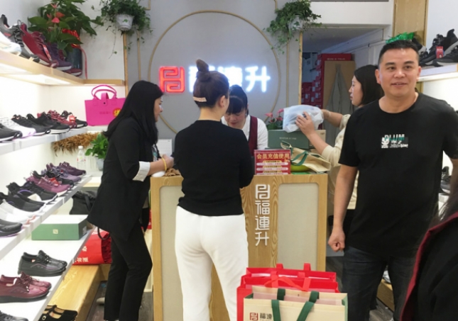 鞋店如何通過“鞋子以舊換新”的活動(dòng)盈利？