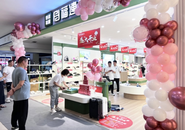 賀：福連升休閑鞋湖南長沙東方悅鄰mall新店開業(yè)！