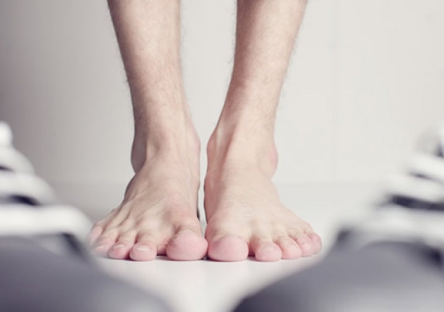 腳上長(zhǎng)繭就是因?yàn)榇┎缓夏_的鞋子！